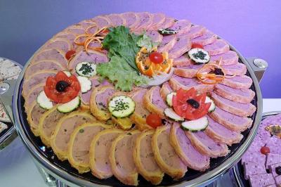 Miniature Traiteur Sorgues (Vaucluse) - Alliance Organisation #22 Plateau de pâté en croûte décoré de légumes frais, tranches de tomate, concombre et garniture de salade verte.