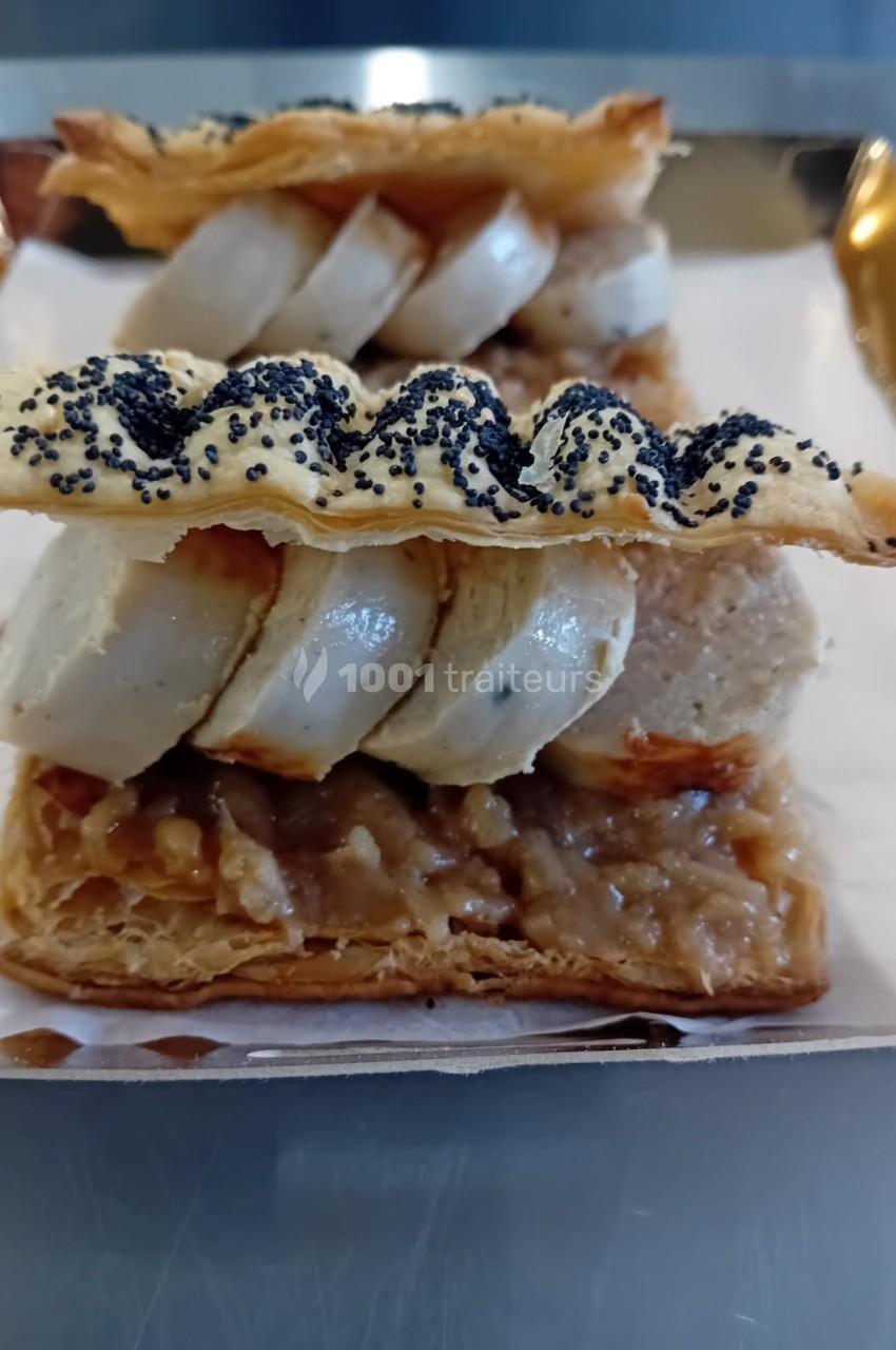 Feuilleté garni de boudin blanc, compotée d'oignons et décoré de graines de pavot.