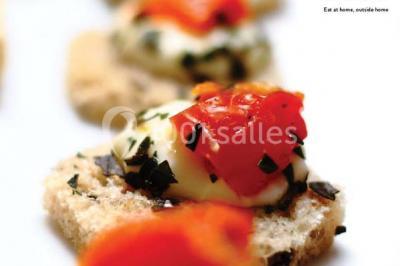 Miniature Traiteur Élancourt (Yvelines) - Sarah Lima Traiteur Brésilien #3 Salle de réception décorée avec des tables alignées, nappes blanches, chaises pliantes et ornements suspendus.