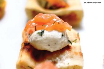 Miniature Traiteur Élancourt (Yvelines) - Sarah Lima Traiteur Brésilien #4 Salle de réception décorée avec des tables alignées, nappes blanches, chaises pliantes et ornements suspendus.