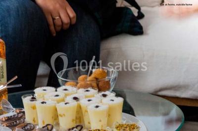 Miniature Traiteur Élancourt (Yvelines) - Sarah Lima Traiteur Brésilien #7 Salle de réception décorée avec des tables alignées, nappes blanches, chaises pliantes et ornements suspendus.