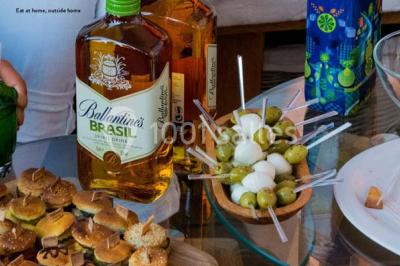 Miniature Traiteur Élancourt (Yvelines) - Sarah Lima Traiteur Brésilien #8 Salle de réception décorée avec des tables alignées, nappes blanches, chaises pliantes et ornements suspendus.