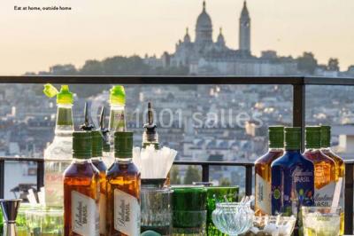 Miniature Traiteur Élancourt (Yvelines) - Sarah Lima Traiteur Brésilien #9 Salle de réception décorée avec des tables alignées, nappes blanches, chaises pliantes et ornements suspendus.