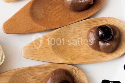 Miniature Traiteur Élancourt (Yvelines) - Sarah Lima Traiteur Brésilien #10 Salle de réception décorée avec des tables alignées, nappes blanches, chaises pliantes et ornements suspendus.