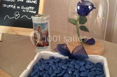 Miniature Traiteur Élancourt (Yvelines) - Sarah Lima Traiteur Brésilien #12 Salle de réception décorée avec des tables alignées, nappes blanches, chaises pliantes et ornements suspendus.