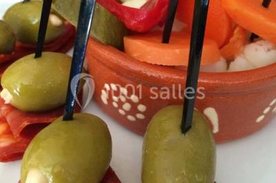 Miniature Traiteur Élancourt (Yvelines) - Sarah Lima Traiteur Brésilien #13 Salle de réception décorée avec des tables alignées, nappes blanches, chaises pliantes et ornements suspendus.