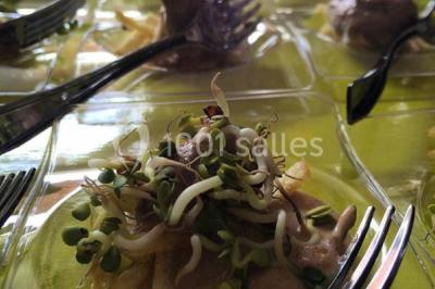 Miniature Traiteur Élancourt (Yvelines) - Sarah Lima Traiteur Brésilien #14 Salle de réception décorée avec des tables alignées, nappes blanches, chaises pliantes et ornements suspendus.