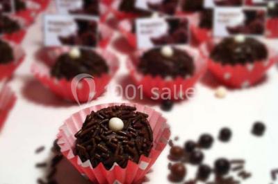 Miniature Traiteur Élancourt (Yvelines) - Sarah Lima Traiteur Brésilien #16 Salle de réception décorée avec des tables alignées, nappes blanches, chaises pliantes et ornements suspendus.