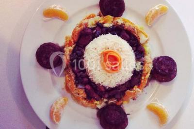 Miniature Traiteur Élancourt (Yvelines) - Sarah Lima Traiteur Brésilien #17 Salle de réception décorée avec des tables alignées, nappes blanches, chaises pliantes et ornements suspendus.