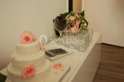 Miniature Traiteur Élancourt (Yvelines) - Sarah Lima Traiteur Brésilien #18 Salle de réception décorée avec des tables alignées, nappes blanches, chaises pliantes et ornements suspendus.