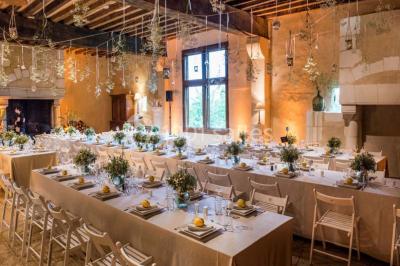 Miniature Traiteur Élancourt (Yvelines) - Sarah Lima Traiteur Brésilien #19 Salle de réception décorée avec des tables alignées, nappes blanches, chaises pliantes et ornements suspendus.