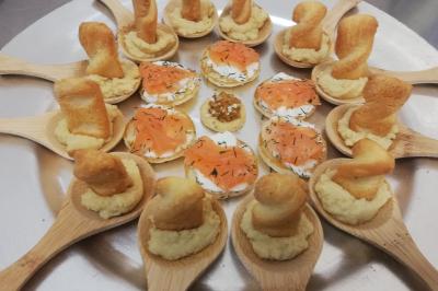 Plat composé d'une cuisse de volaille nappée de sauce, pommes de terre rôties et roulé de légumes en forme de fleur.