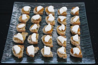 Plat composé d'une cuisse de volaille nappée de sauce, pommes de terre rôties et roulé de légumes en forme de fleur.