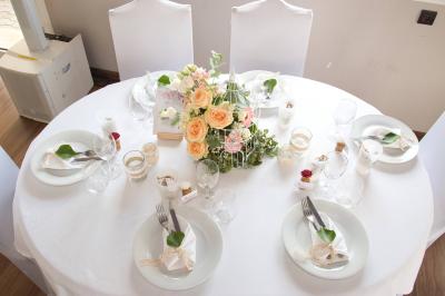 Plat composé d'une cuisse de volaille nappée de sauce, pommes de terre rôties et roulé de légumes en forme de fleur.