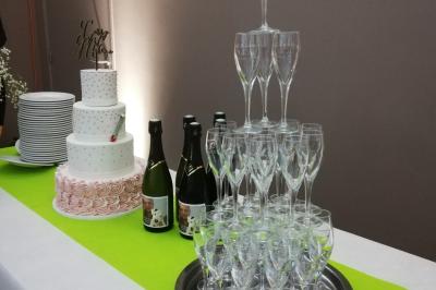 Plat composé d'une cuisse de volaille nappée de sauce, pommes de terre rôties et roulé de légumes en forme de fleur.