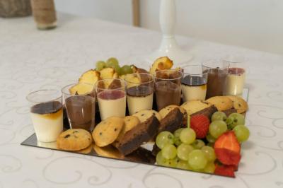 Miniature Traiteur Beauchamp (Val-d'Oise) - L'instant Gourmand #23 Assiettes de pastillas saupoudrées de sucre glace, accompagnées de salade verte, légumes frais et fleurs comestibles.