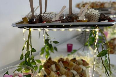 Miniature Traiteur Beauchamp (Val-d'Oise) - L'instant Gourmand #4 Assiettes de pastillas saupoudrées de sucre glace, accompagnées de salade verte, légumes frais et fleurs comestibles.