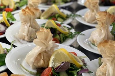 Miniature Traiteur Beauchamp (Val-d'Oise) - L'instant Gourmand #15 Assiettes de pastillas saupoudrées de sucre glace, accompagnées de salade verte, légumes frais et fleurs comestibles.