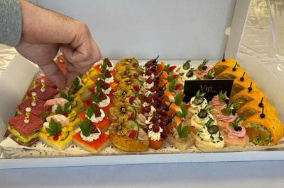 Miniature Traiteur Beauchamp (Val-d'Oise) - L'instant Gourmand #12 Assiettes de pastillas saupoudrées de sucre glace, accompagnées de salade verte, légumes frais et fleurs comestibles.