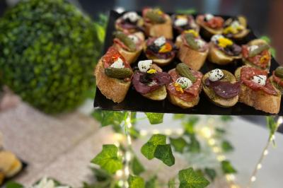 Miniature Traiteur Beauchamp (Val-d'Oise) - L'instant Gourmand #5 Assiettes de pastillas saupoudrées de sucre glace, accompagnées de salade verte, légumes frais et fleurs comestibles.