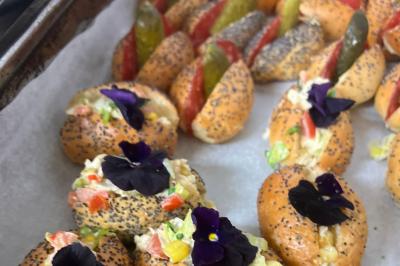 Miniature Traiteur Beauchamp (Val-d'Oise) - L'instant Gourmand #14 Assiettes de pastillas saupoudrées de sucre glace, accompagnées de salade verte, légumes frais et fleurs comestibles.