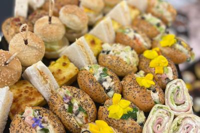 Miniature Traiteur Beauchamp (Val-d'Oise) - L'instant Gourmand #9 Assiettes de pastillas saupoudrées de sucre glace, accompagnées de salade verte, légumes frais et fleurs comestibles.