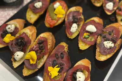 Miniature Traiteur Beauchamp (Val-d'Oise) - L'instant Gourmand #11 Assiettes de pastillas saupoudrées de sucre glace, accompagnées de salade verte, légumes frais et fleurs comestibles.