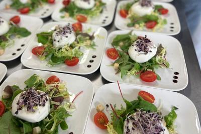 Miniature Traiteur Beauchamp (Val-d'Oise) - L'instant Gourmand #21 Assiettes de pastillas saupoudrées de sucre glace, accompagnées de salade verte, légumes frais et fleurs comestibles.