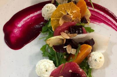 Miniature Traiteur Beauchamp (Val-d'Oise) - L'instant Gourmand #16 Assiettes de pastillas saupoudrées de sucre glace, accompagnées de salade verte, légumes frais et fleurs comestibles.