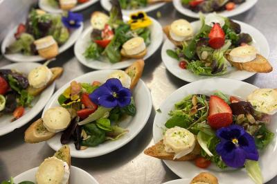 Miniature Traiteur Beauchamp (Val-d'Oise) - L'instant Gourmand #18 Assiettes de pastillas saupoudrées de sucre glace, accompagnées de salade verte, légumes frais et fleurs comestibles.