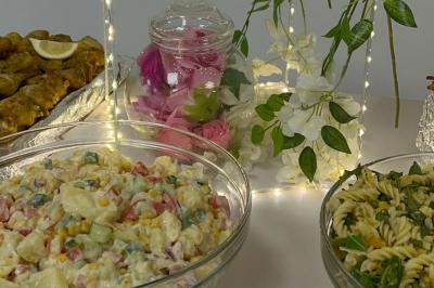 Miniature Traiteur Beauchamp (Val-d'Oise) - L'instant Gourmand #6 Assiettes de pastillas saupoudrées de sucre glace, accompagnées de salade verte, légumes frais et fleurs comestibles.