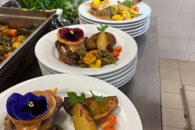 Miniature Traiteur Beauchamp (Val-d'Oise) - L'instant Gourmand #25 Assiettes de pastillas saupoudrées de sucre glace, accompagnées de salade verte, légumes frais et fleurs comestibles.