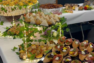 Miniature Traiteur Beauchamp (Val-d'Oise) - L'instant Gourmand #27 Assiettes de pastillas saupoudrées de sucre glace, accompagnées de salade verte, légumes frais et fleurs comestibles.