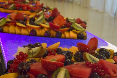 Miniature Traiteur Beauchamp (Val-d'Oise) - L'instant Gourmand #28 Assiettes de pastillas saupoudrées de sucre glace, accompagnées de salade verte, légumes frais et fleurs comestibles.