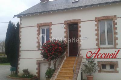 Miniature Location salle Chéméré (Loire-Atlantique) - La Baronnerie #6 Tente blanche montée sur une pelouse, équipée de tables hautes, devant un bâtiment clair et des arbres.