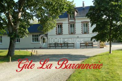 Miniature Location salle Chéméré (Loire-Atlantique) - La Baronnerie #1 Tente blanche montée sur une pelouse, équipée de tables hautes, devant un bâtiment clair et des arbres.