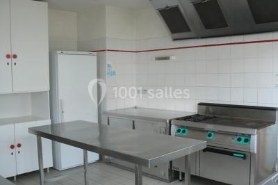 Miniature Location salle Chéméré (Loire-Atlantique) - La Baronnerie #10 Tente blanche montée sur une pelouse, équipée de tables hautes, devant un bâtiment clair et des arbres.