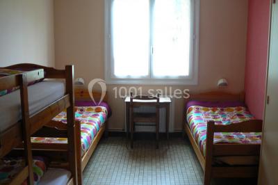 Miniature Location salle Chéméré (Loire-Atlantique) - La Baronnerie #17 Tente blanche montée sur une pelouse, équipée de tables hautes, devant un bâtiment clair et des arbres.