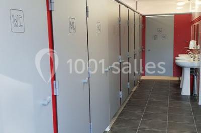 Miniature Location salle Chéméré (Loire-Atlantique) - La Baronnerie #18 Tente blanche montée sur une pelouse, équipée de tables hautes, devant un bâtiment clair et des arbres.