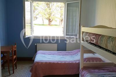 Miniature Location salle Chéméré (Loire-Atlantique) - La Baronnerie #16 Tente blanche montée sur une pelouse, équipée de tables hautes, devant un bâtiment clair et des arbres.