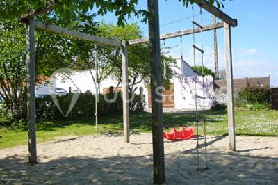 Miniature Location salle Chéméré (Loire-Atlantique) - La Baronnerie #19 Tente blanche montée sur une pelouse, équipée de tables hautes, devant un bâtiment clair et des arbres.
