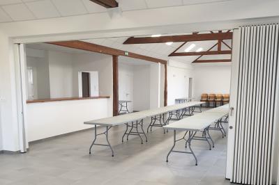 Miniature Location salle Chéméré (Loire-Atlantique) - La Baronnerie #7 Tente blanche montée sur une pelouse, équipée de tables hautes, devant un bâtiment clair et des arbres.