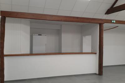 Miniature Location salle Chéméré (Loire-Atlantique) - La Baronnerie #9 Tente blanche montée sur une pelouse, équipée de tables hautes, devant un bâtiment clair et des arbres.