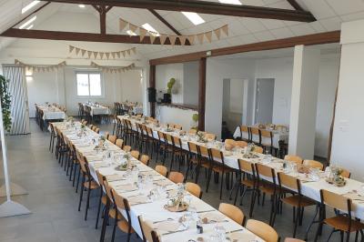Miniature Location salle Chéméré (Loire-Atlantique) - La Baronnerie #2 Tente blanche montée sur une pelouse, équipée de tables hautes, devant un bâtiment clair et des arbres.