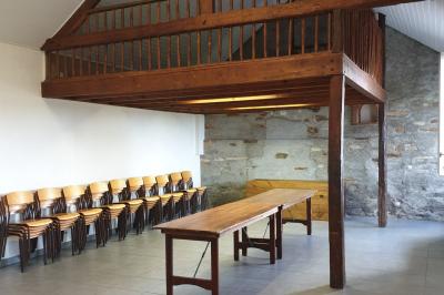 Miniature Location salle Chéméré (Loire-Atlantique) - La Baronnerie #11 Tente blanche montée sur une pelouse, équipée de tables hautes, devant un bâtiment clair et des arbres.