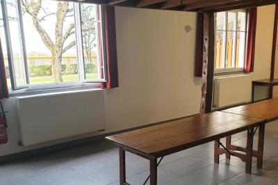 Miniature Location salle Chéméré (Loire-Atlantique) - La Baronnerie #12 Tente blanche montée sur une pelouse, équipée de tables hautes, devant un bâtiment clair et des arbres.