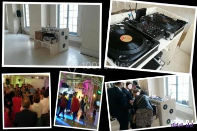 Miniature DJ Le Havre (Seine-Maritime) - Dj's Events MD Animation #6 Groupe de personnes dansant sous des lumières colorées dans une salle avec un plafond industriel.