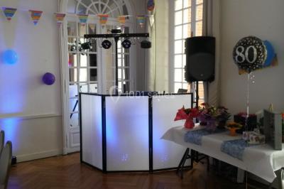 Miniature DJ Le Havre (Seine-Maritime) - Dj's Events MD Animation #7 Groupe de personnes dansant sous des lumières colorées dans une salle avec un plafond industriel.