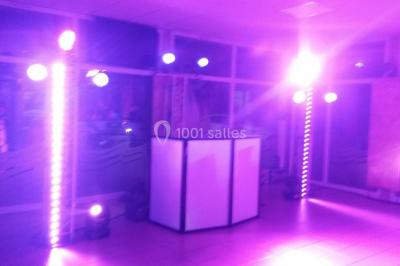 Miniature DJ Le Havre (Seine-Maritime) - Dj's Events MD Animation #8 Groupe de personnes dansant sous des lumières colorées dans une salle avec un plafond industriel.