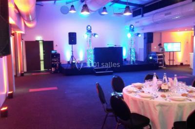 Miniature DJ Le Havre (Seine-Maritime) - Dj's Events MD Animation #9 Groupe de personnes dansant sous des lumières colorées dans une salle avec un plafond industriel.